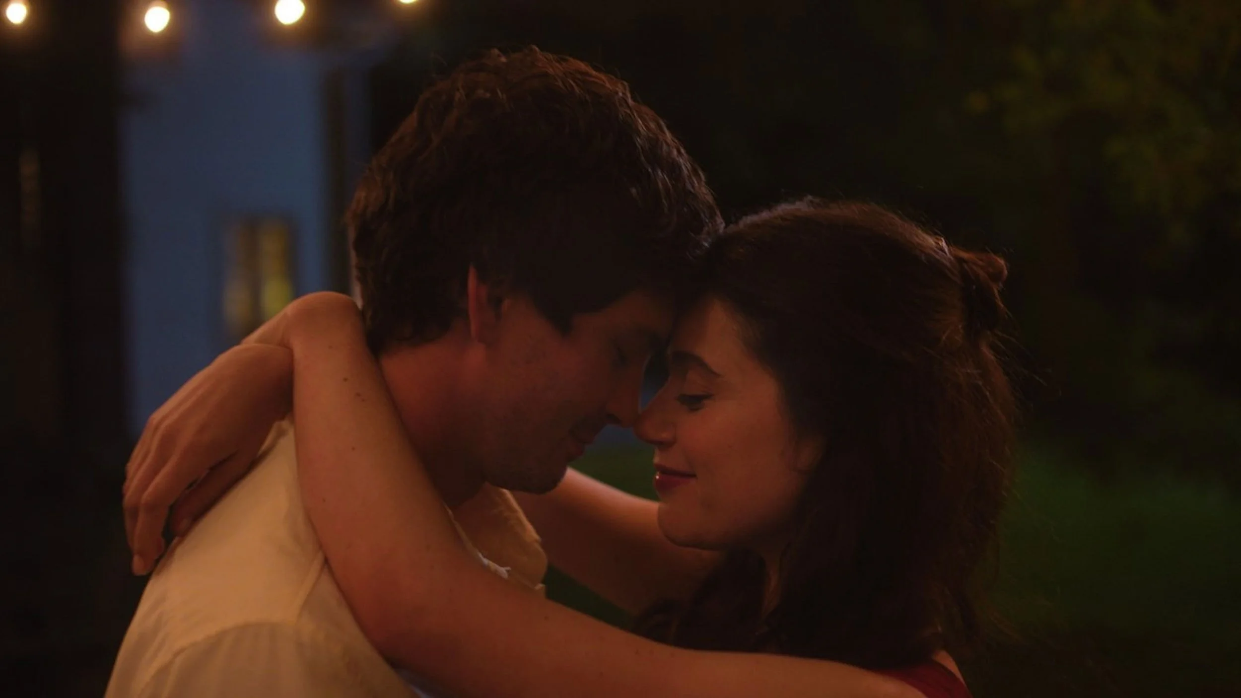 ‘Oh, Hi!’ Review: Molly Gordon and Logan Lerman Have Electric Chemistry in Sophie Brooks’ Twisted, Half-Great Spin on the Rom-Com
